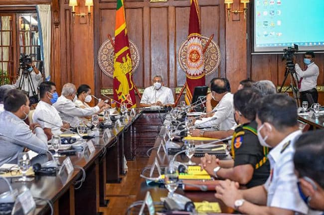 President briefs officials on measures to minimize impact of travel restrictions on people, economy