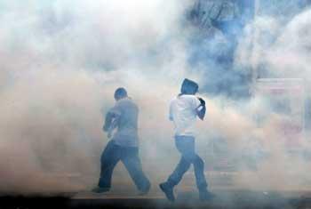 VIDEO: Police fire tear gas at S’gamuwa student protest