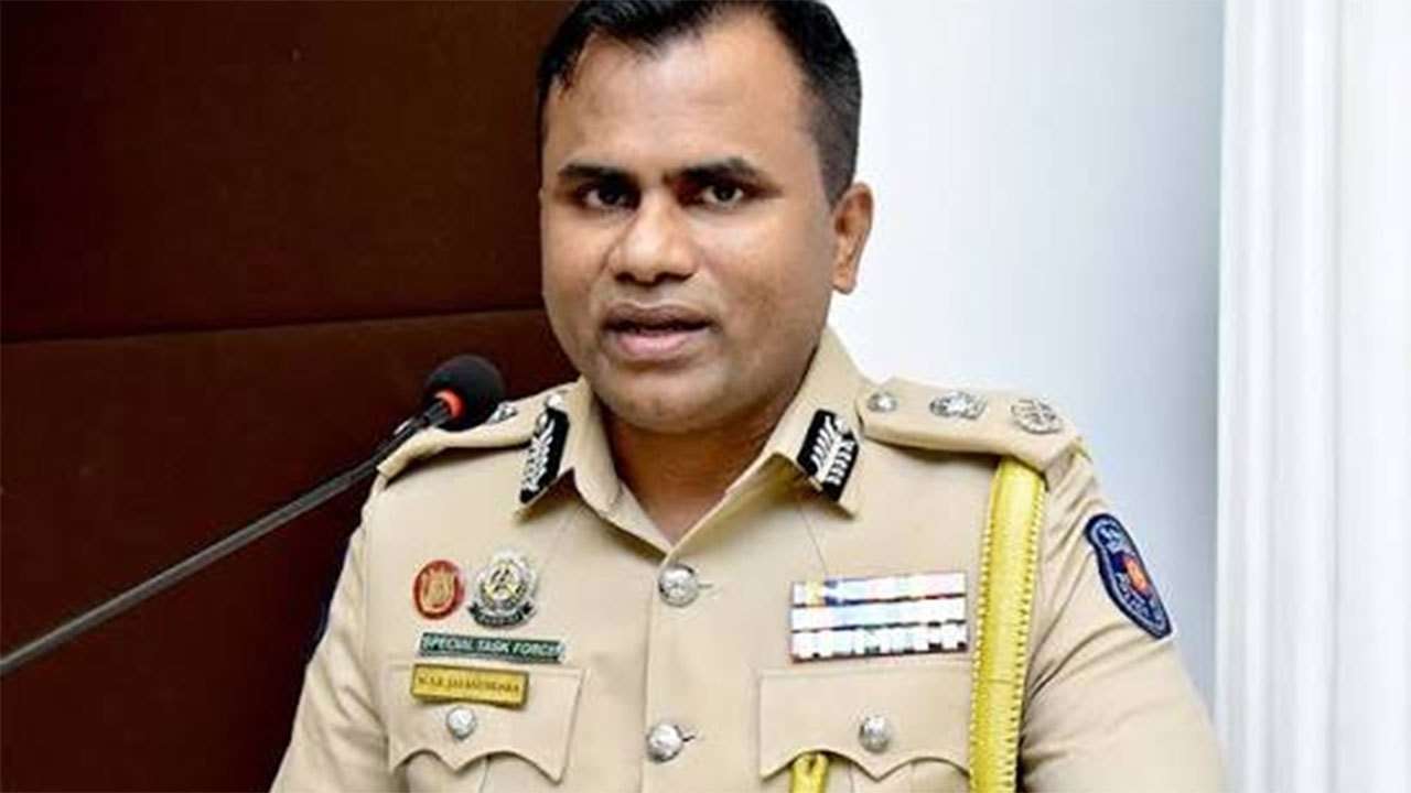 SDIG Waruna Jayasundara arrives at CID