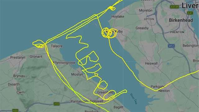 Pilot writes 'I'm bored' in sky during flight