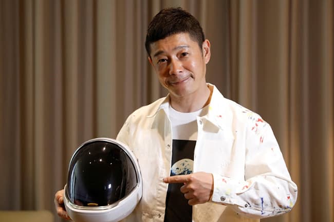 Japanese billionaire seeks eight people to fly to Moon