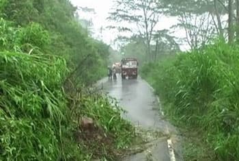 Kandy-Mahiyangana road blocked due to landslide