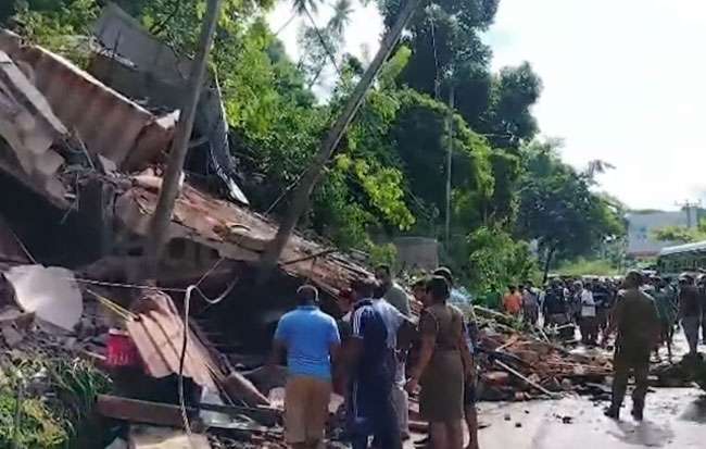 Several persons trapped after landslide at Kadugannawa; Traffic restricted on Colombo-Kandy road