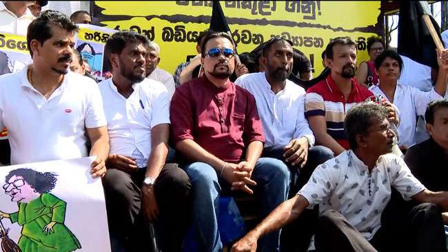 Group including Wimal Weerawansa commences ‘Satyagraha’ near Edu. Ministry against reforms
