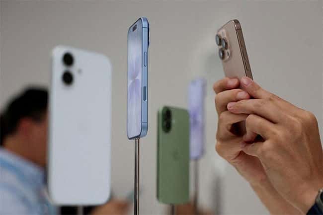 Apple leads global smartphone market with 20% share in 2025