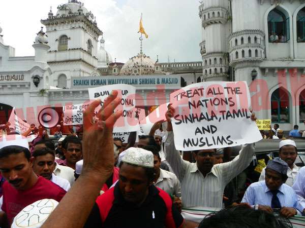 VIDEO: Traffic jam near Town Hall due to protest by Muslims 