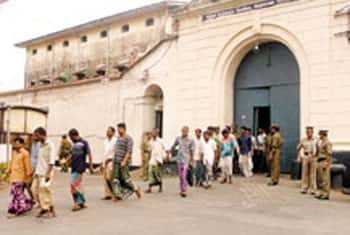VIDEO: Tense situation at Magazine Prison