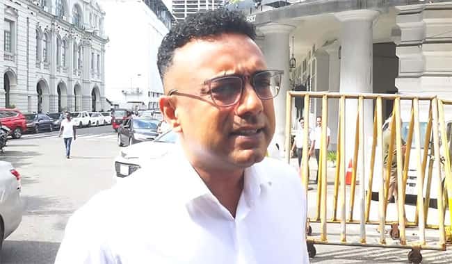 Ex-Minister Manusha Nanayakkara arrives at Bribery Commission