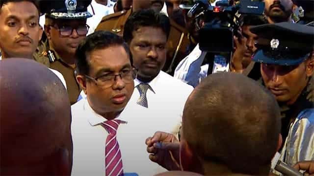 Presidential Secretary meets Buddhist monks protesting for release of Gnanasara Thero