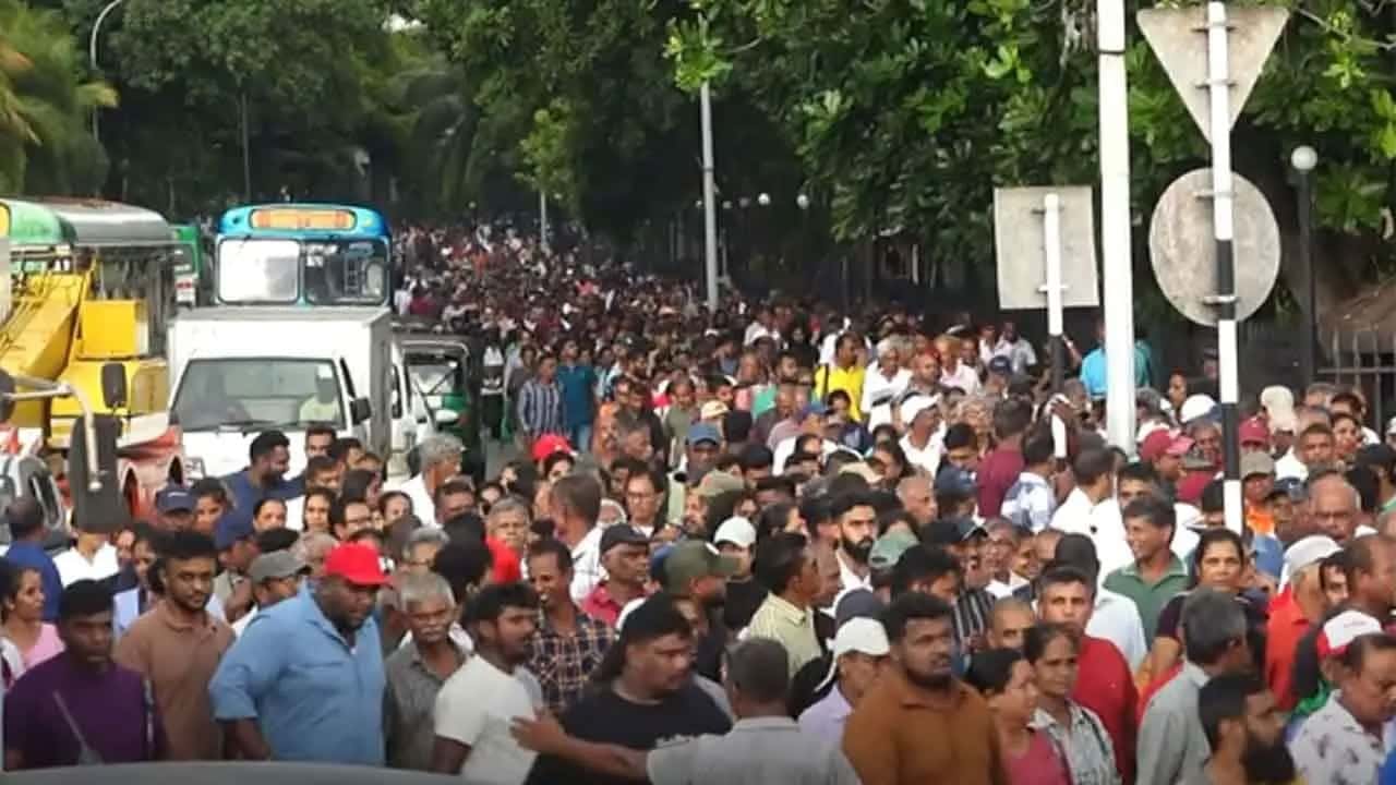 ‘Janawarame Purawasiyo’ protest near Presidential Secretariat, heavy traffic reported
