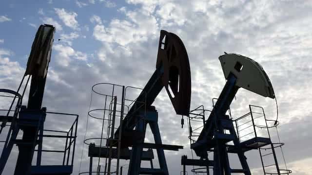 Oil prices climb as US orders diplomats to leave Saudi Arabia amid escalating tensions
