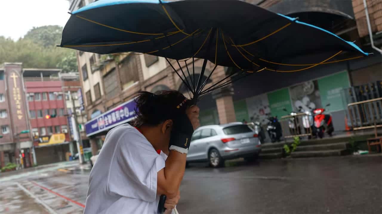 Typhoon Champi sweeps past Taiwan, leaving 1 dead, 500 injured