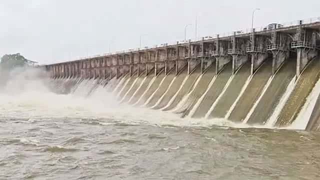 30 reservoirs spill over as heavy rains batter Sri Lanka, public urged to stay alert