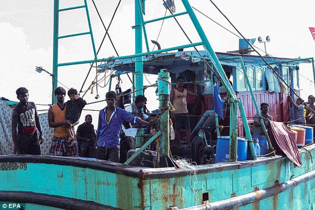 Indonesia ushers boat carrying Sri Lankans to Australia