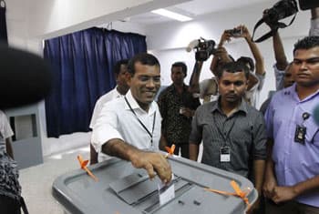 Ousted Nasheed faces Maldives run-off after split poll results