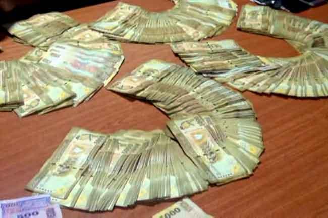 Two nabbed with Rs 3.5 million in cash