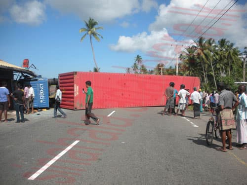 Container topples; heavy traffic along Colombo-Peliyagoda road