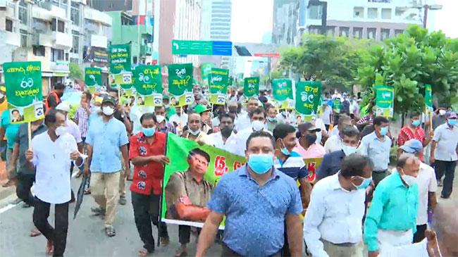 Galle Road blocked at Kollupitiya due to SJB protest
