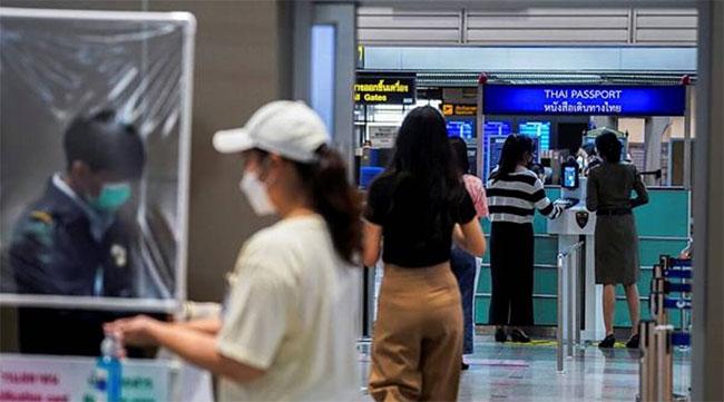 Thailand reports first local Omicron case, eyes reinstating quarantine