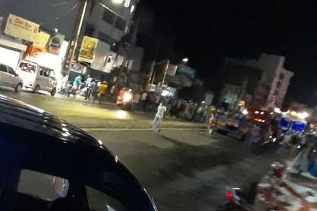 Protesters block Colombo-Negombo road demanding gas