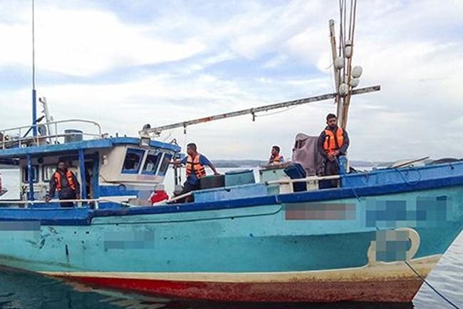 Navy nabs 20 suspected to be on illegal migration attempt off Trincomalee