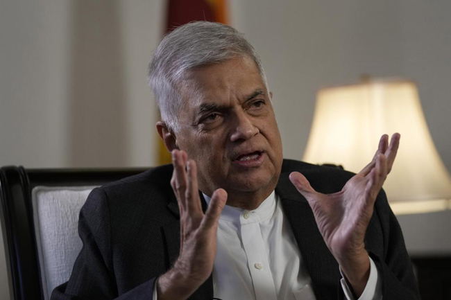 President directs public servants to refrain from using credit services 