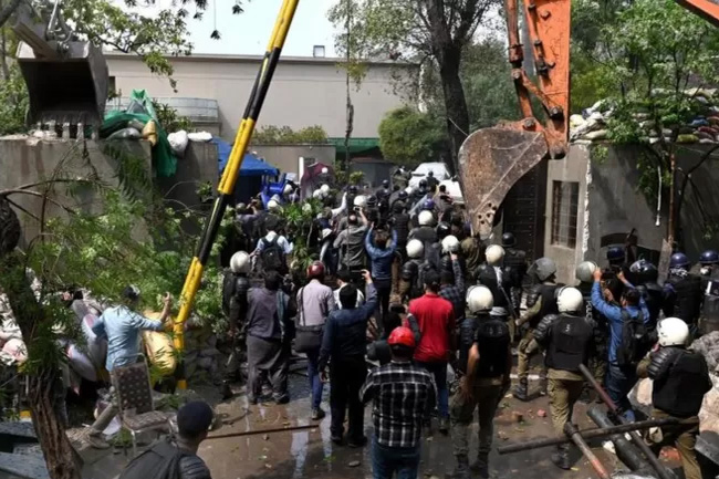 Imran Khan court hearing cancelled after clashes in Pakistan capital