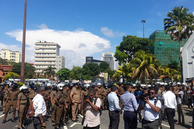 Police use water cannons to disperse IUSF protestors in Colombo 