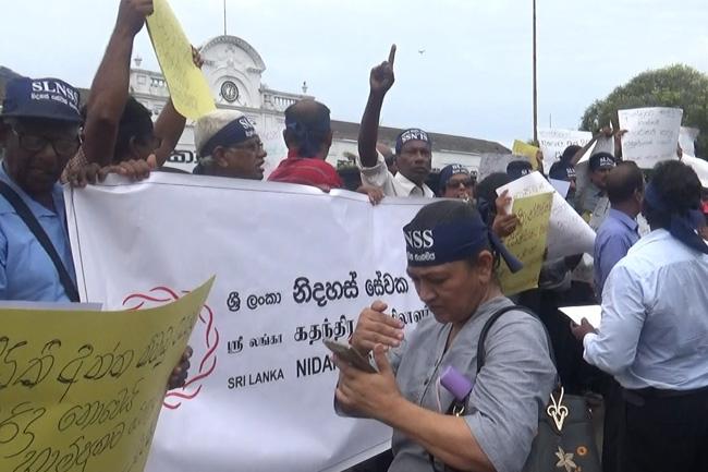 Trade unions stage protest opposite Fort Railway Station