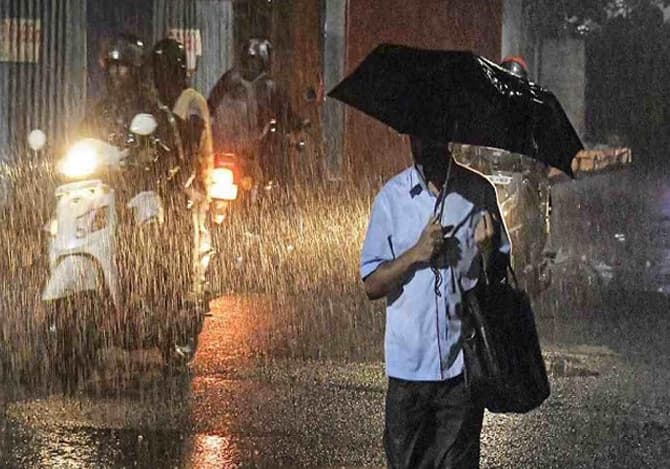 Heavy showers to continue, ‘Red’ alerts issued for 7 districts