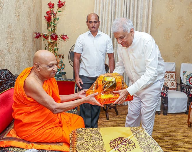 President presents Greater Kandy Urban Plan to Chief Prelates