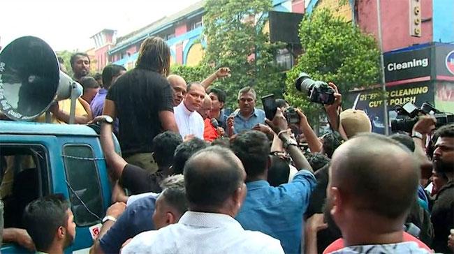 Tense situation at SLFP Headquarters as Dayasiri arrives 