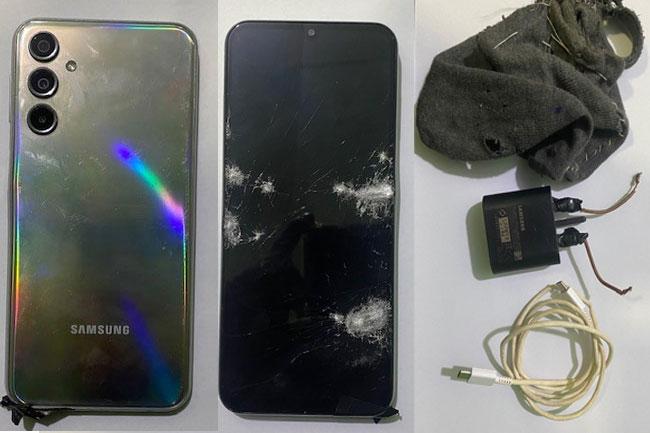 Smartphone and accessories discovered in prison cells of ‘Ganemulla Sanjeewa’ and ‘Wele Suda’ 
