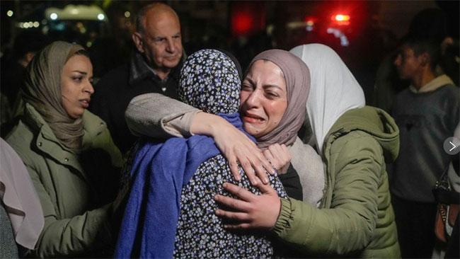 Israel frees 90 Palestinian prisoners as ceasefire takes hold after Hamas returns 3 Israeli hostages