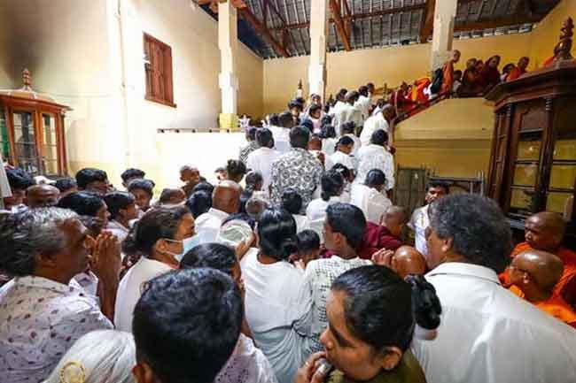Devotees continue to queue up on day 6 of ‘Siri Dalada Wandanawa’
