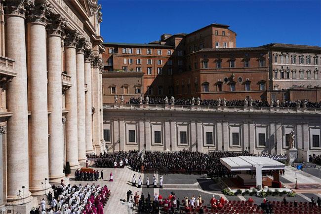 Pope Francis reaches final resting place as 250,000 attend funeral service
