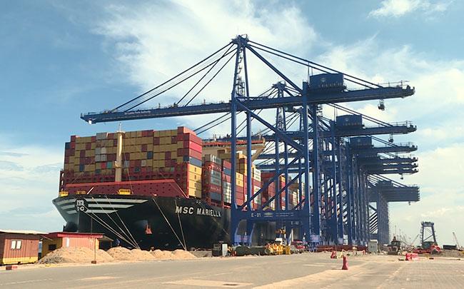 One of the world’s largest container ships arrives at Colombo Port