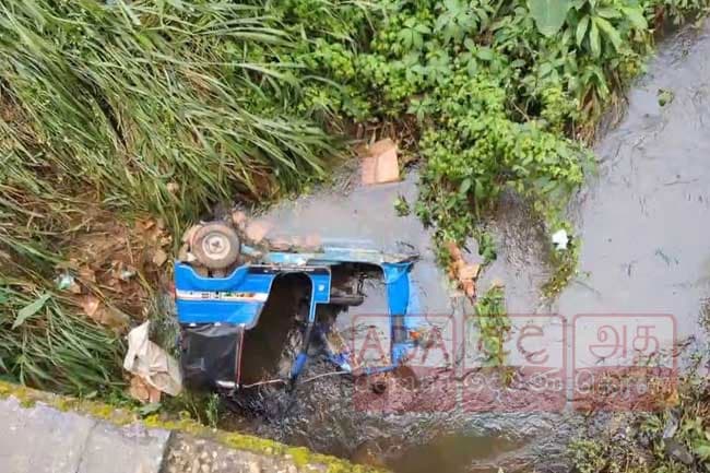 Three-wheeler topples into canal in Dimbula Pathana