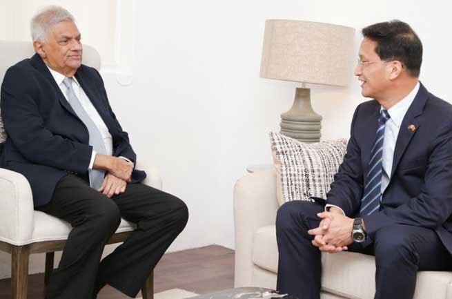 Chinese Ambassador calls on former President Ranil 