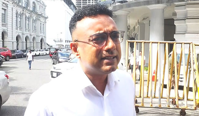 Ex-Minister Manusha Nanayakkara arrives at Bribery Commission