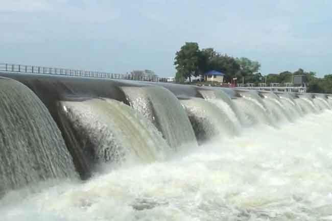 71 reservoirs overflow; DMC warns of minor flooding in Malwathu Oya