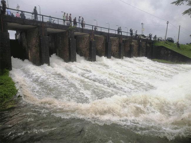 36 major reservoirs across Sri Lanka continue to spill - Irrigation Dept