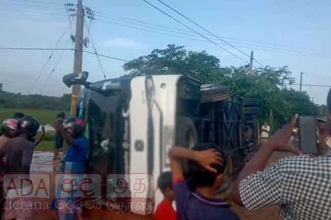 14 people hospitalized after bus overturns in Serunuwara