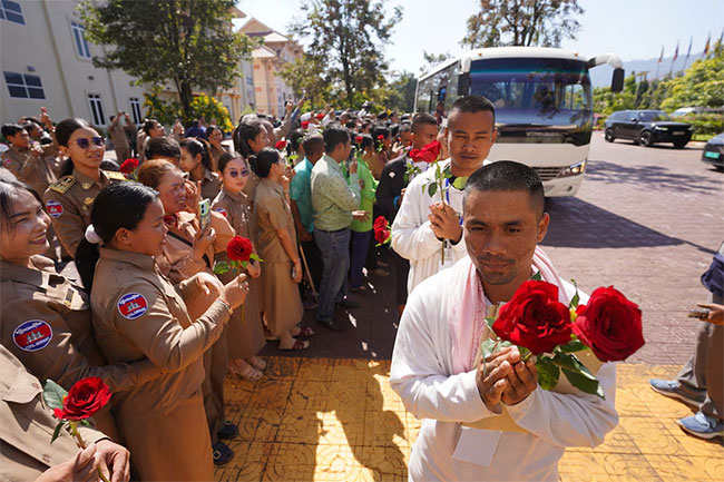 Thailand frees 18 Cambodian soldiers under new ceasefire deal