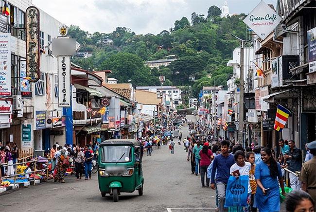 Unauthorized pavement vendors in Kandy town removed