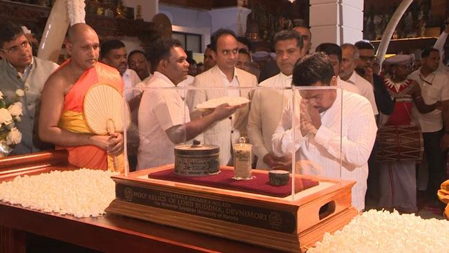 President worship Sacred Devnimori Buddha Relics brought to Gangaramaya Temple