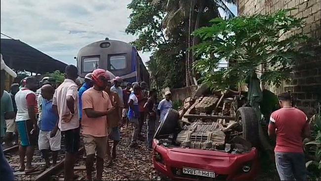 3 injured as train hits vehicle at Payagala; Coastal line trains delayed 