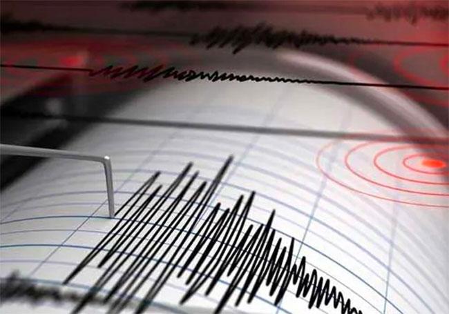 Powerful 7.4 magnitude earthquake hits Indonesia, Tsunami warning issued