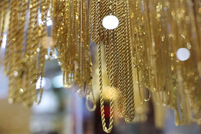 Gold prices rise in Sri Lanka; 24-carat exceeds Rs. 400,000