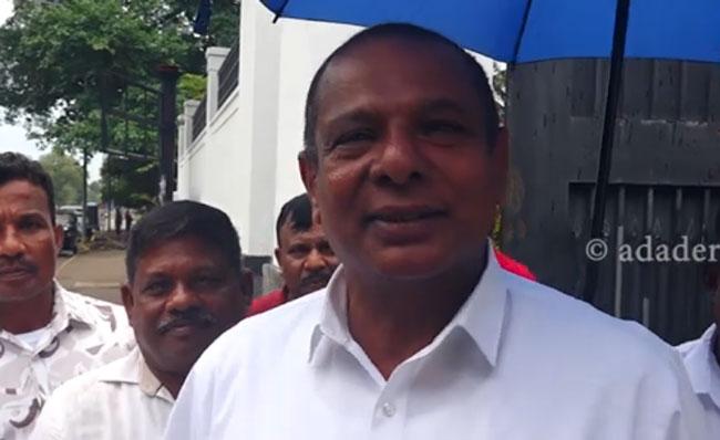 Ex-Minister Piyankara Jayaratne leaves Bribery Commission 